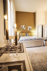 una camera con un letto e un tavolo con due candele di B&B Germinario a Trani
