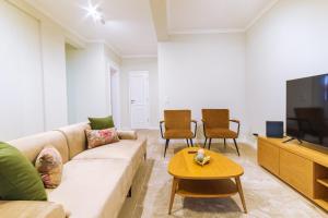 a living room with a couch and a tv and a table at GuestReady - Charming home in Câmara de Lobos in Câmara de Lobos