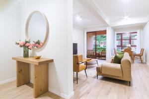 a living room with a mirror and a couch at GuestReady - Charming home in Câmara de Lobos in Câmara de Lobos