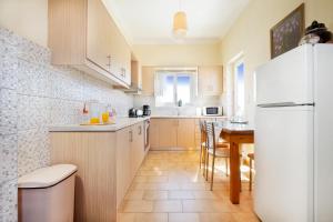 Kuchyňa alebo kuchynka v ubytovaní Irini Apartment II