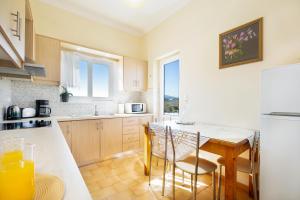 Kuchyňa alebo kuchynka v ubytovaní Irini Apartment II
