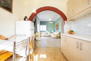 Kuchyňa alebo kuchynka v ubytovaní Irini Apartment II