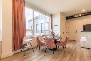 TV a/nebo společenská místnost v ubytování Rosy Retreat with NYC Views by the train, Free Parking, 3 beds, 20 Percent OFF 7 days