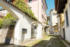 ウーディネにあるIn pieno centro storico con Parcheggio!の白い建物のある街路