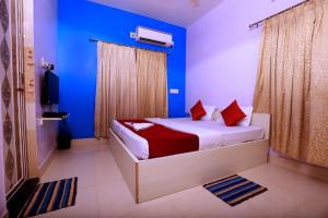 Postel nebo postele na pokoji v ubytování Railview inn Bhubaneswar