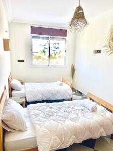Rúm í herbergi á Waveside Hostel