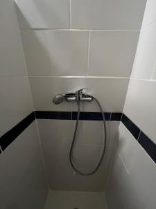 a shower with a shower head in a bathroom at joli petit studio in Mantes-la-Jolie