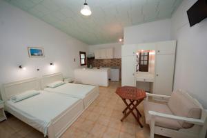 Postel nebo postele na pokoji v ubytování Amalia Studios Skiathos