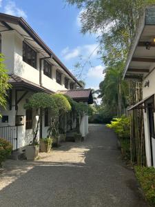 a walkway between two buildings at The Manor 1926 in Colombo