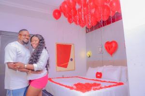 Postel nebo postele na pokoji v ubytování Purple Lavender Hotel Lekki