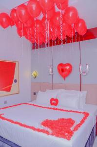 Postel nebo postele na pokoji v ubytování Purple Lavender Hotel Lekki