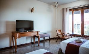 TV a/nebo společenská místnost v ubytování Tak Andaman Resort & Hotel