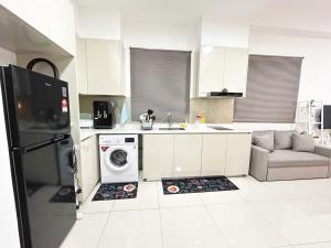 Kuchyň nebo kuchyňský kout v ubytování Up to 5 Pax,1Bedroom- above Paradigm mall & Escape JB
