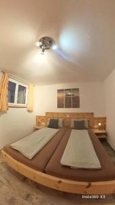 Łóżko lub łóżka w pokoju w obiekcie Ferienwohnung bis 4 Personen in Traumlage mit Kaiserblick by FeWo-Plan WILD190