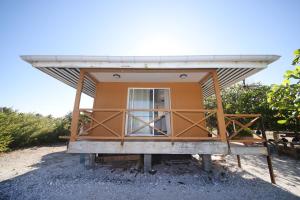 RotoavaBungalow Kahaia的屋顶平台上的一个小房子