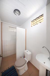 RotoavaBungalow Kahaia的带马桶和水槽的白色浴室