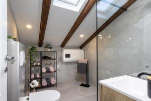 een badkamer met een glazen douche en een toilet bij Apartment Tete Mare in Dubrovnik