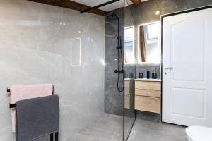 een badkamer met een douche met een glazen deur bij Apartment Tete Mare in Dubrovnik +27 foto's