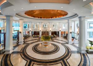 a lobby with a fountain in the center of a building at Dusit Thani Pattaya in North Pattaya +198 photos