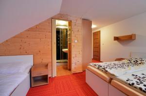 Habitación pequeña con cama y baño. en Penzion a apartmány Skipark Hraběšice en Krásné