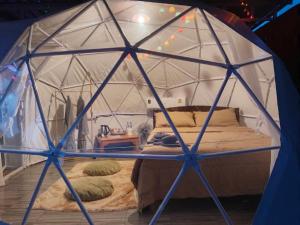 Postel nebo postele na pokoji v ubytování สวนส้มลุงเก๊าโฮมสเตย์แม่แตง