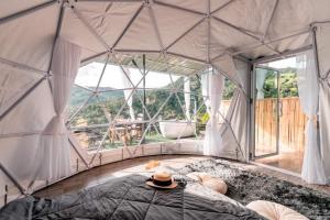 Postel nebo postele na pokoji v ubytování สวนส้มลุงเก๊าโฮมสเตย์แม่แตง