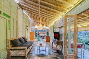PasirpogorにあるVilla Azzahra Syariahのソファとテーブルのあるリビングルーム