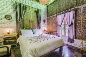 PasirpogorにあるVilla Azzahra Syariahのベッドルーム1室(白鳥のベッド1台付)