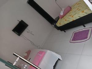 an overhead view of a bathroom with a bed at Pousada Vicenzi in Luziânia