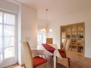 a dining room with a table and chairs at Lütje Huus in Norden