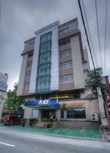 ein großes Gebäude an der Straßenseite in der Unterkunft Fersal Hotel Malakas, Quezon City in Manila