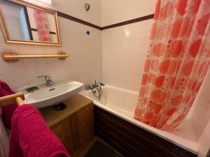 a bathroom with a sink and a bath tub at L'Aiglon 217 in La Salle Les Alpes