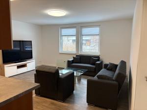 新勃兰登堡Dazeheim 1的配有两张沙发和一台平板电视的客厅
