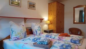 BoiensdorfにあるFerienhaus "Rieke"のベッドルーム1室(ツインベッド2台、鏡付) +16枚の写真