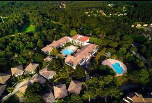 una vista aérea de una casa con piscina en Appartement Moliets Plage Golf, en Moliets-et-Maa