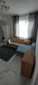 a bedroom with a bed with a window and a table at Twins Residence 2 APART HOTEL AP 5 2 rooms in Chiajna +26 photos