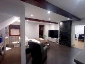 TV a/nebo společenská místnost v ubytování Casa Obregón Cabárceno 3000