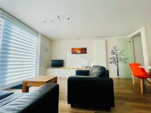 ein Wohnzimmer mit Sofa und Tisch in der Unterkunft Lamsoor 9A* in Nieuwvliet