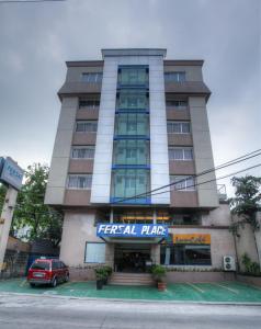 un hotel con un coche aparcado delante de él en Fersal Hotel Malakas, Quezon City, en Manila