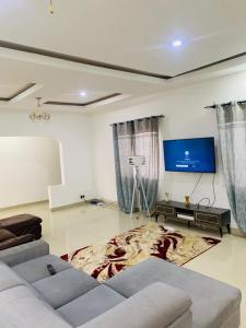Телевизор и/или развлекательный центр в Jobz Luxury Rental - White Villa