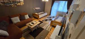 salon z kanapą i stołem w obiekcie Habos isler apartman 16 w mieście Szolnok