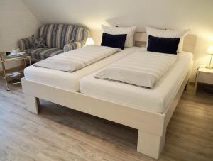Postel nebo postele na pokoji v ubytování Hotel Garni Friesenhuus