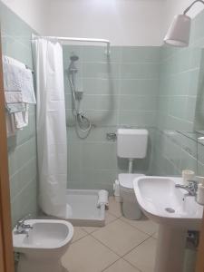 un bagno con doccia, WC e lavandino di Iriss a Taormina 1 altra foto