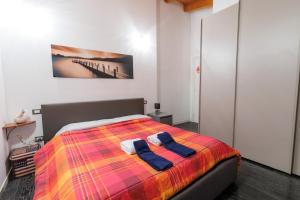 a bedroom with a bed with two towels on it at Casa di Marco in Vigolante