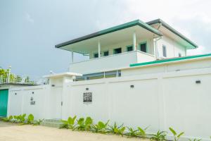 甘岛Sunset Villa的一座白色的建筑,顶部有屋顶