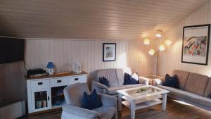 Una sala de estar con dos sofás y un televisor. en Wildgans 136, en Mirow