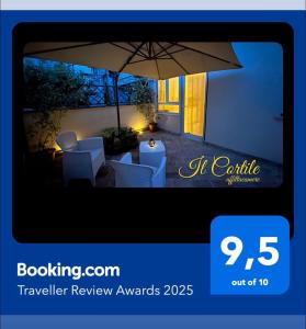 基亚拉瓦莱Affittacamere Il Cortile的一张带遮阳伞和椅子的庭院的照片