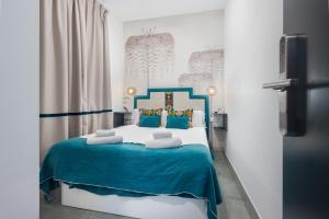 a blue and white bedroom with a blue and white bed at Posada de los Venerables in Seville