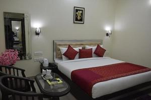 Postel nebo postele na pokoji v ubytování Jet Fox by Aero View Hotel, Delhi Airport