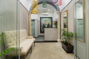 a lobby with a couch and a table with plants at Posada de los Venerables in Seville